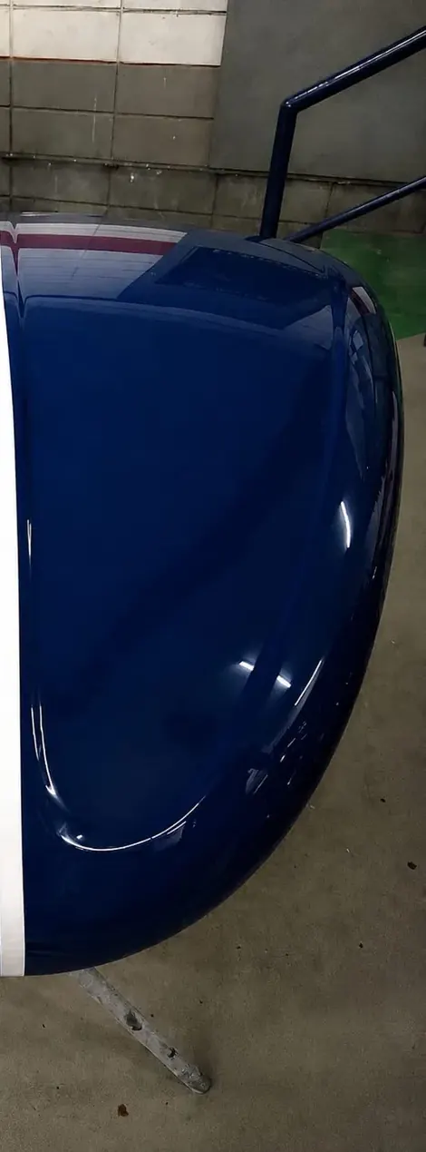 Capô depois do polimento, com pintura espelhada e brilho intenso