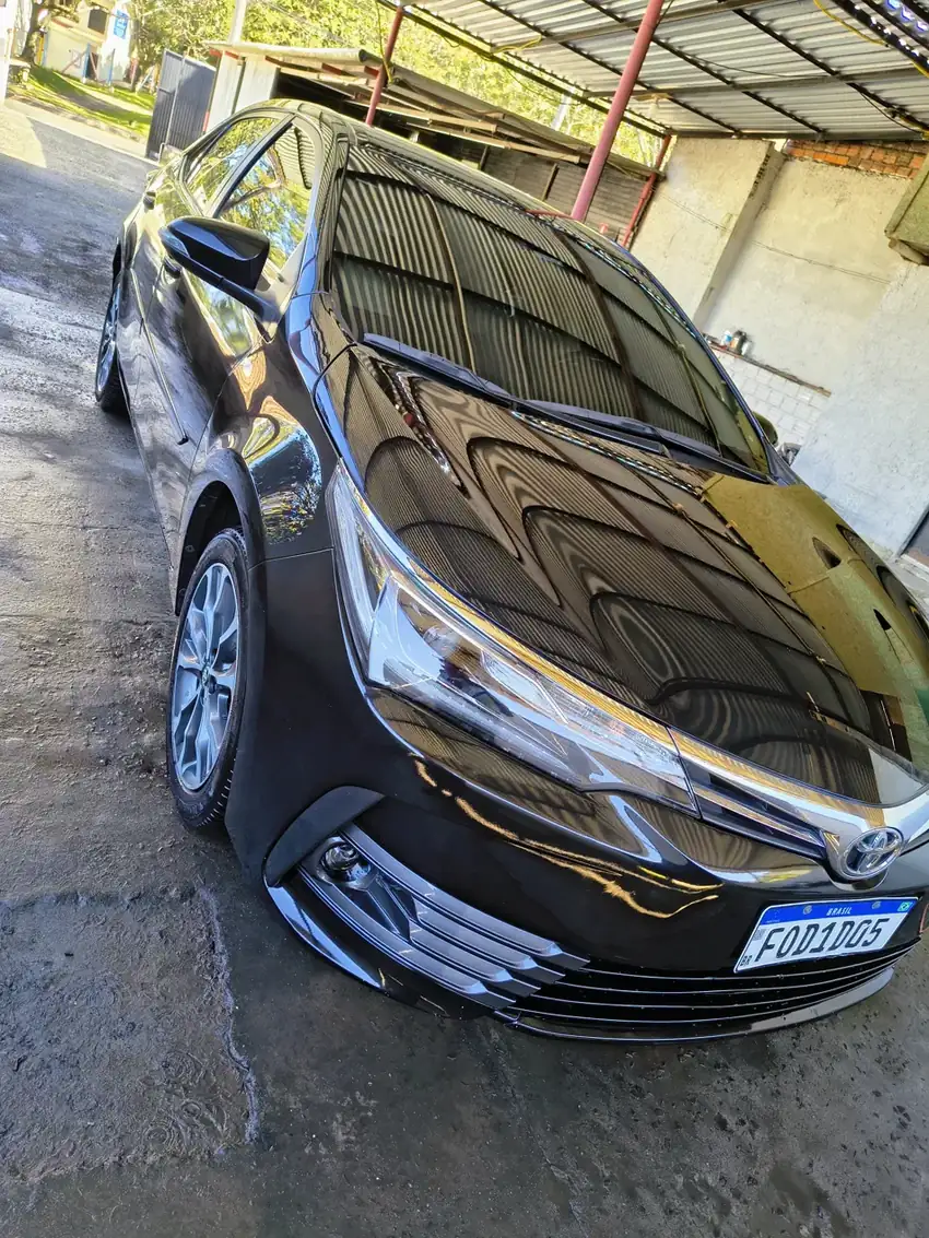 Corolla preto com pintura polida e brilho intenso após lavagem completa